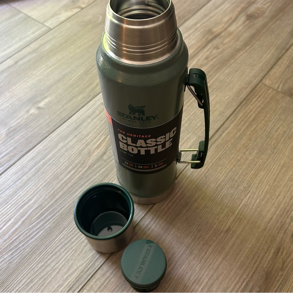 Stanley | 1 Liter Classic Vacuum Bottle - Picture 6 of 14